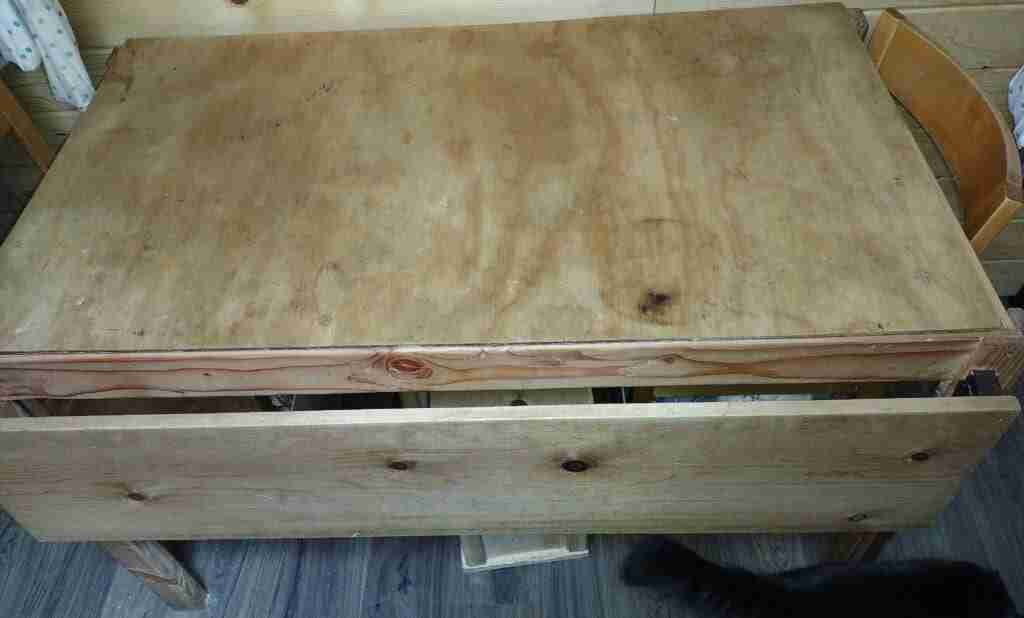 Custom gaming table; leaf down, lid on