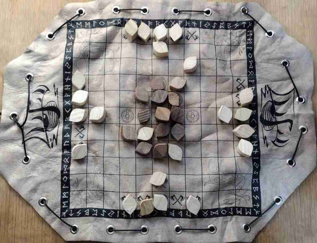 Hnefatafl, flanking the white piece