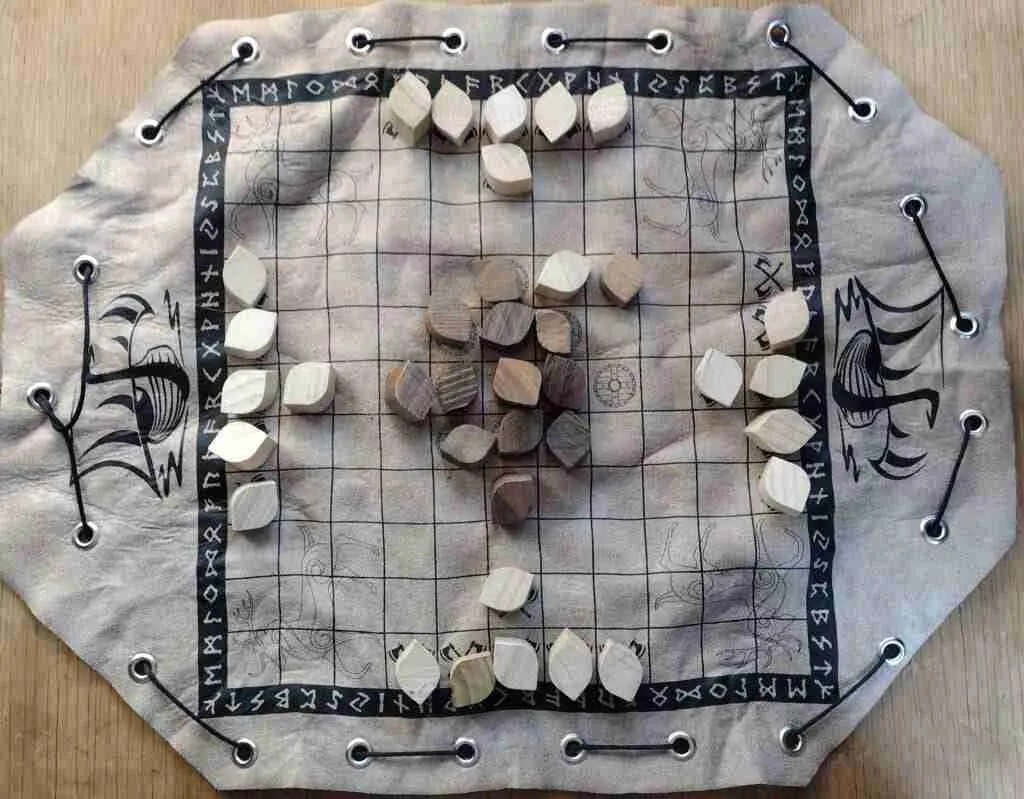 Nordic Chess possible 2nd move, flanking the white piece